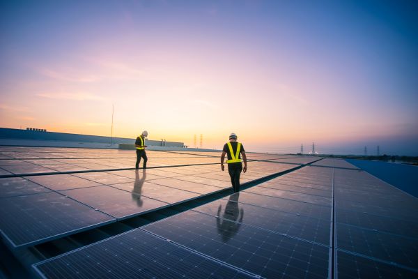 Zonnepanelen op platte daken: toekomstgericht investeren
